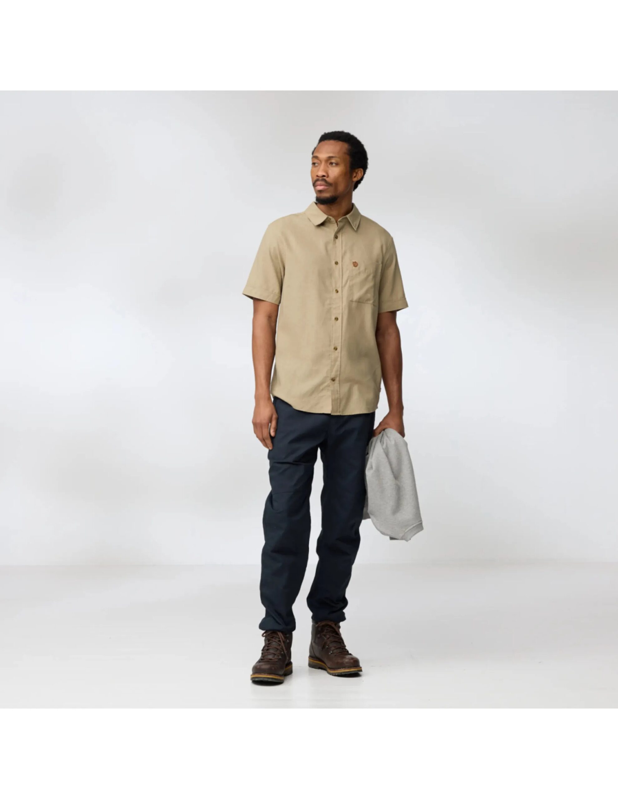 Fjallraven Övik Travel Shirt Korte Mouw Heren (Maat – M, Kleur – Sand Stone)